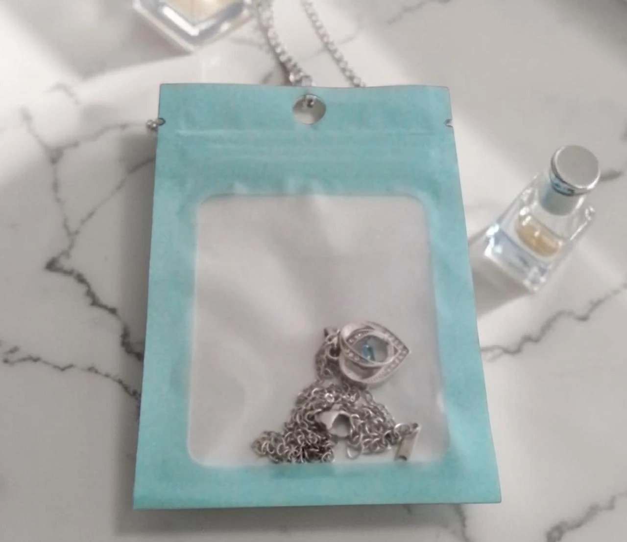 Colar em forma de coração prateado com pequena pedra azul de cristal em aço inoxidável novo dan – photo 3